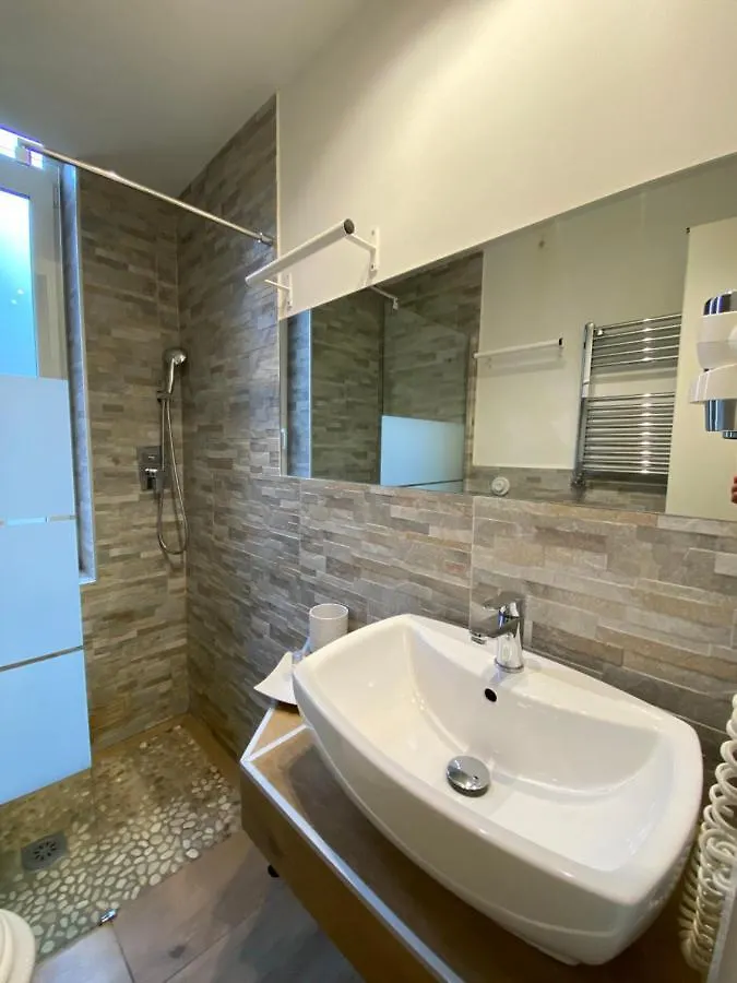 Art Atelier Accomodation Guest House Rom