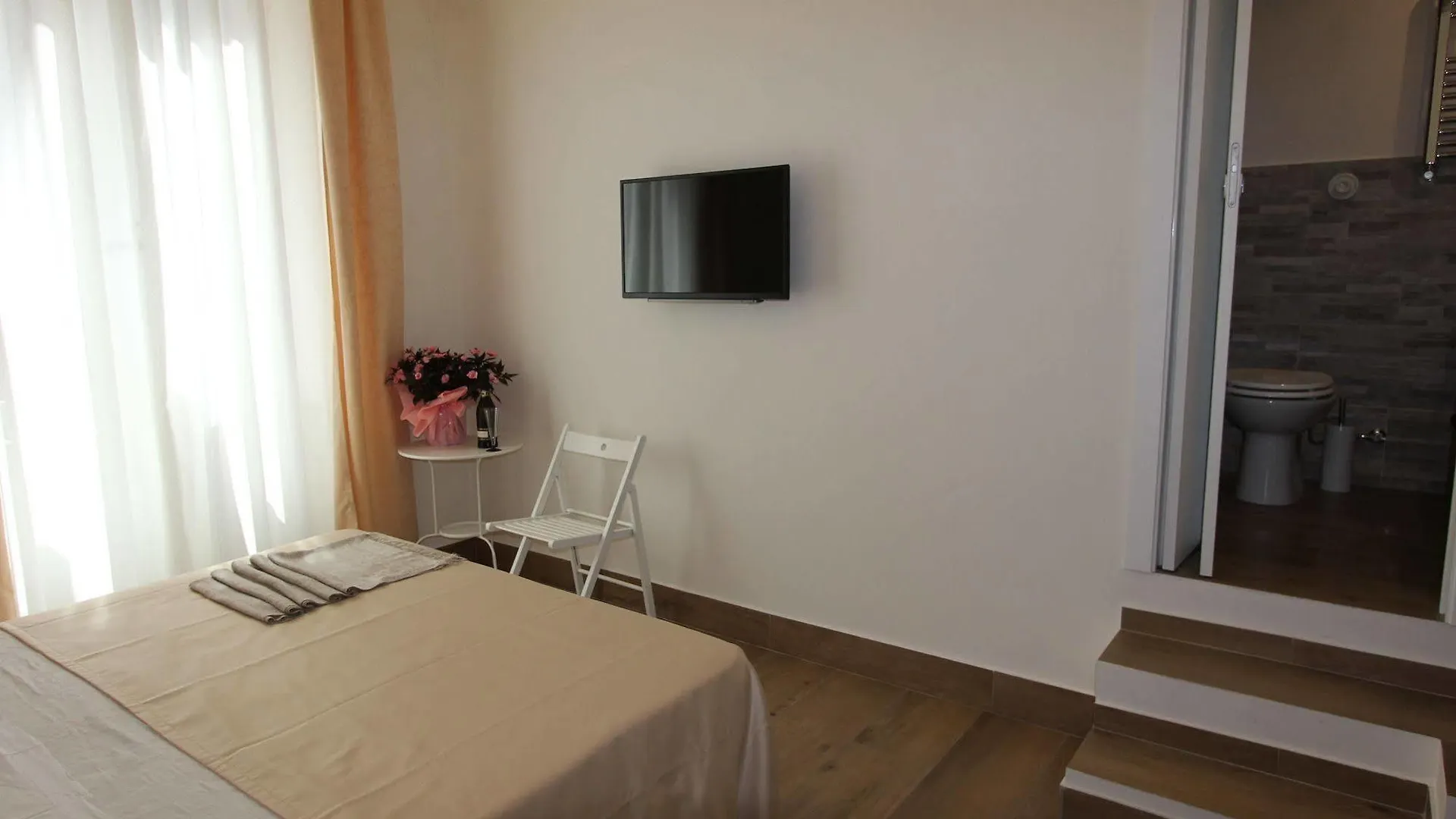 Art Atelier Accomodation Guest House Rom Bed & Breakfast