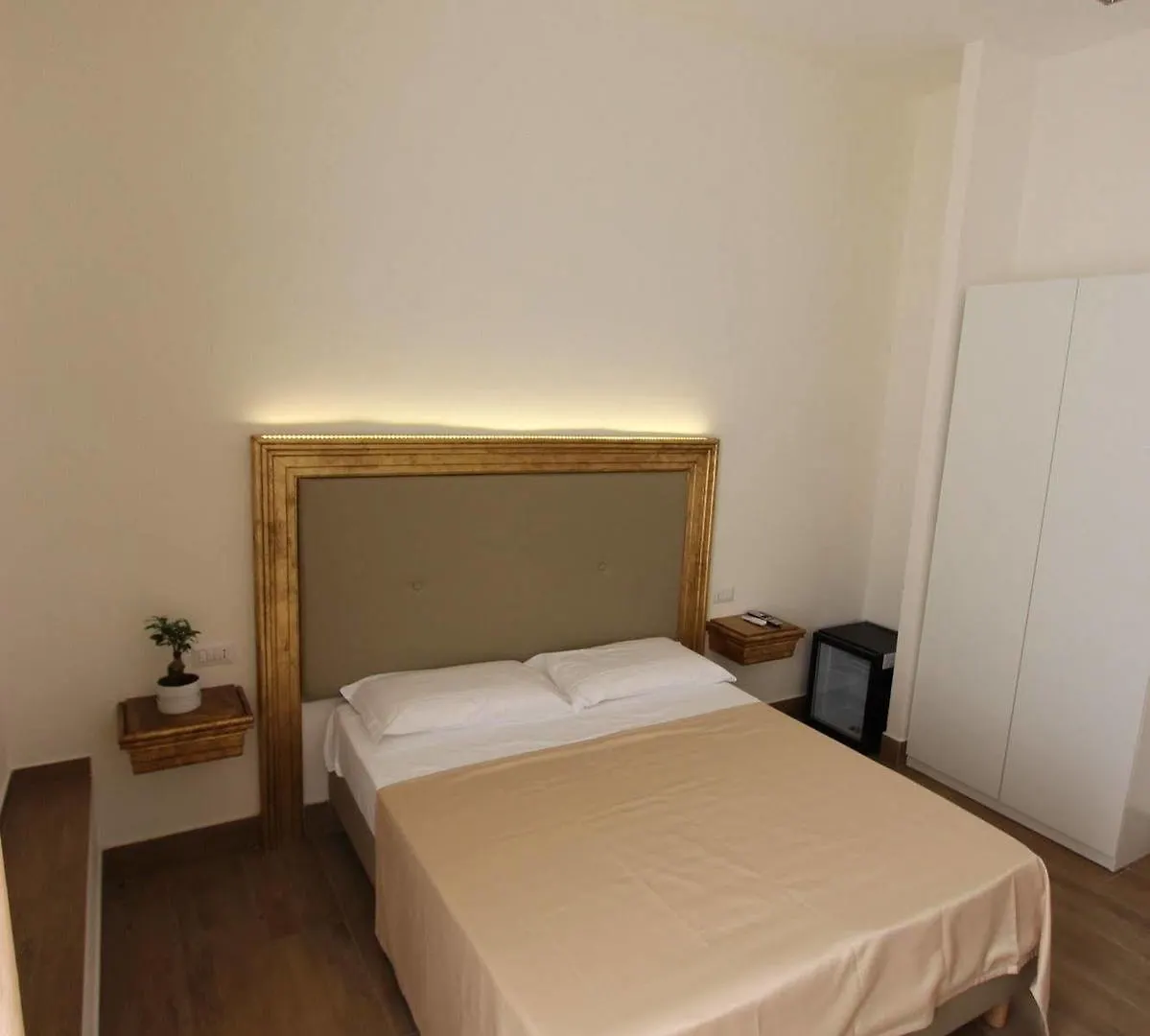Art Atelier Accomodation Guest House Rom